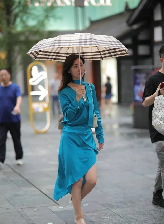 服装 时髦养眼的穿搭风格,展现优雅又清新的气息,蕴藏别样魅力