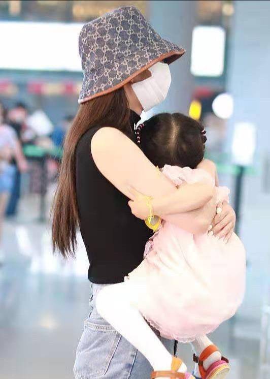 双手 颖儿带娃走机场，双手抱娃秒变女超人，3岁女儿扎小啾啾大头抢镜