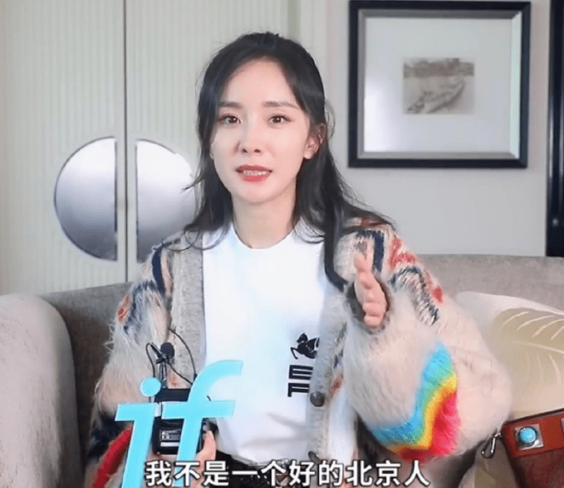活动杨幂线下活动生图公开，大长腿优越气质佳，自嘲不是“好北京人”