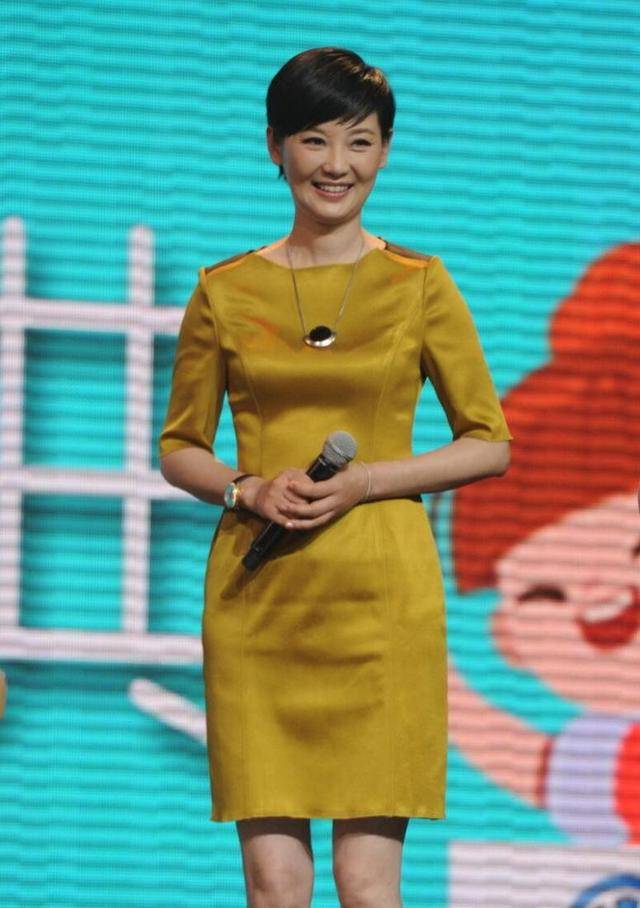 颜色 徐帆穿裙装原来这么美,大红束腰裙搭配小白鞋,腿比张婧怡的还细