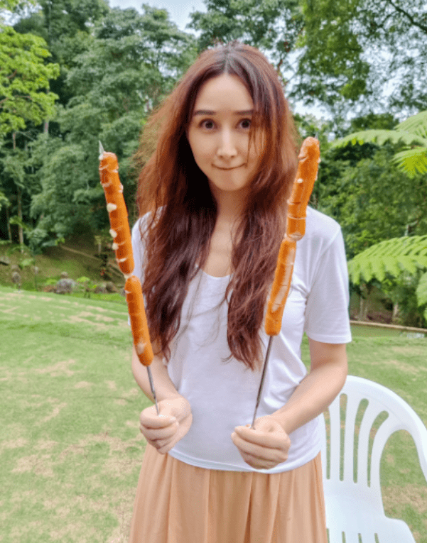 显得 胡静原装五官就是美!穿白T恤配橘色长裙,未施粉黛依旧女神范