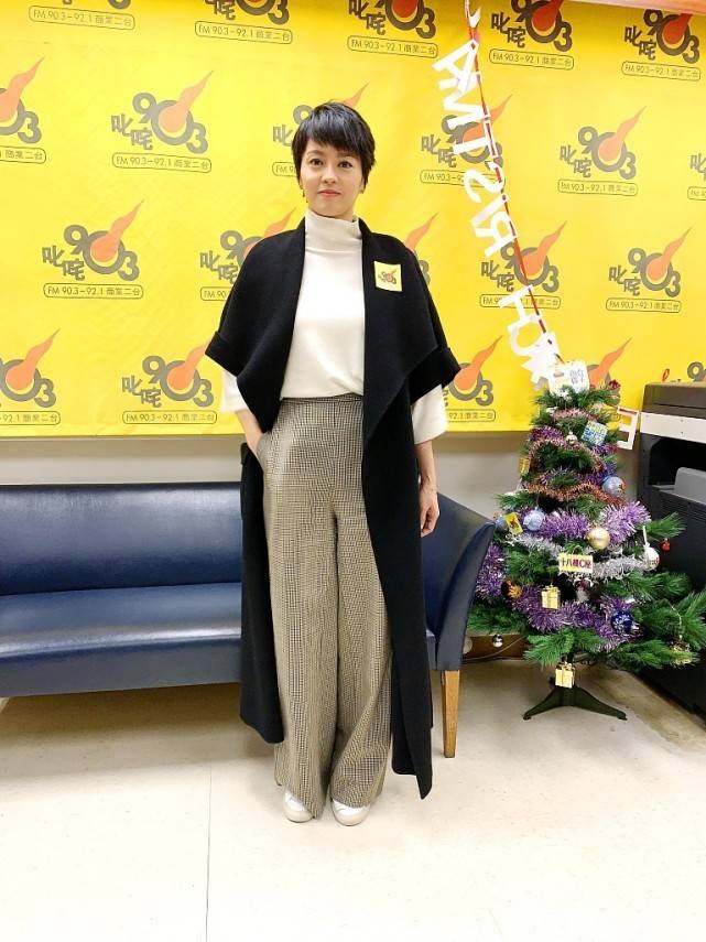 身形 梁咏琪快1米8的身高真加分，长针织衫配阔腿裤，身形看着挺高级