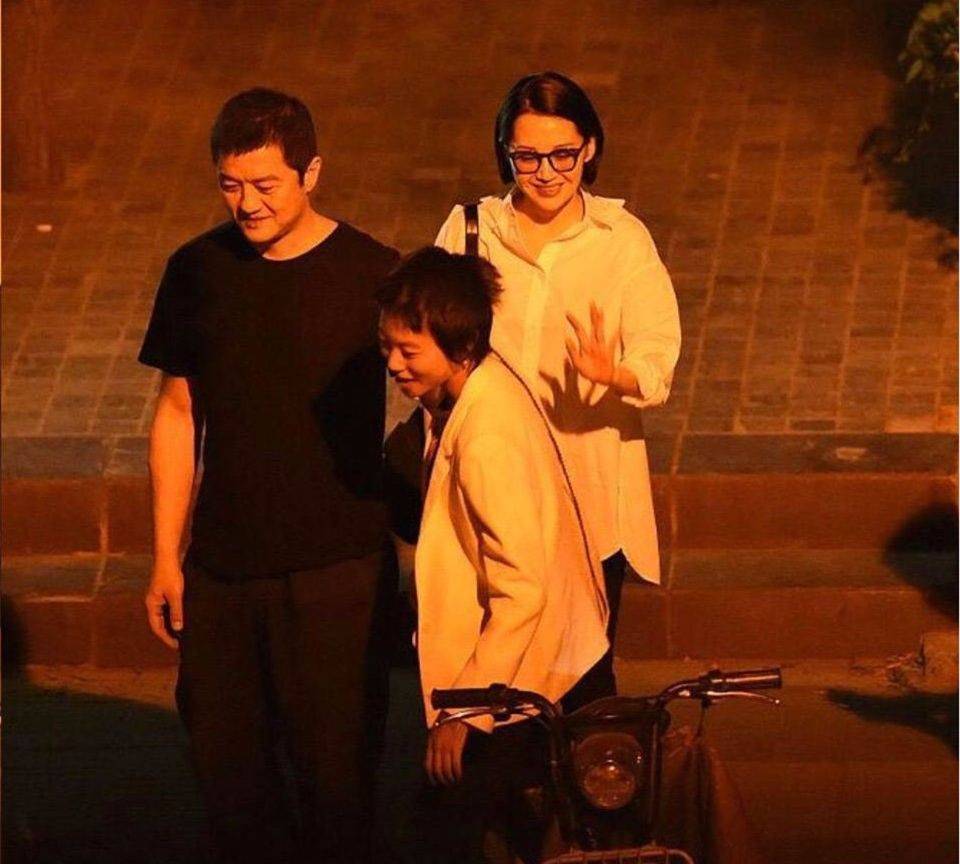 显得许晴在后台热身被拍，素颜出镜大方没掩饰，52岁还这么年轻漂亮！