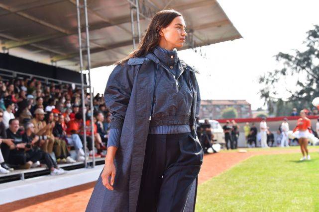 中性 超正辣模伊莲娜台风好赞！中性风搭配帅过男模特，私服秀出少女腿