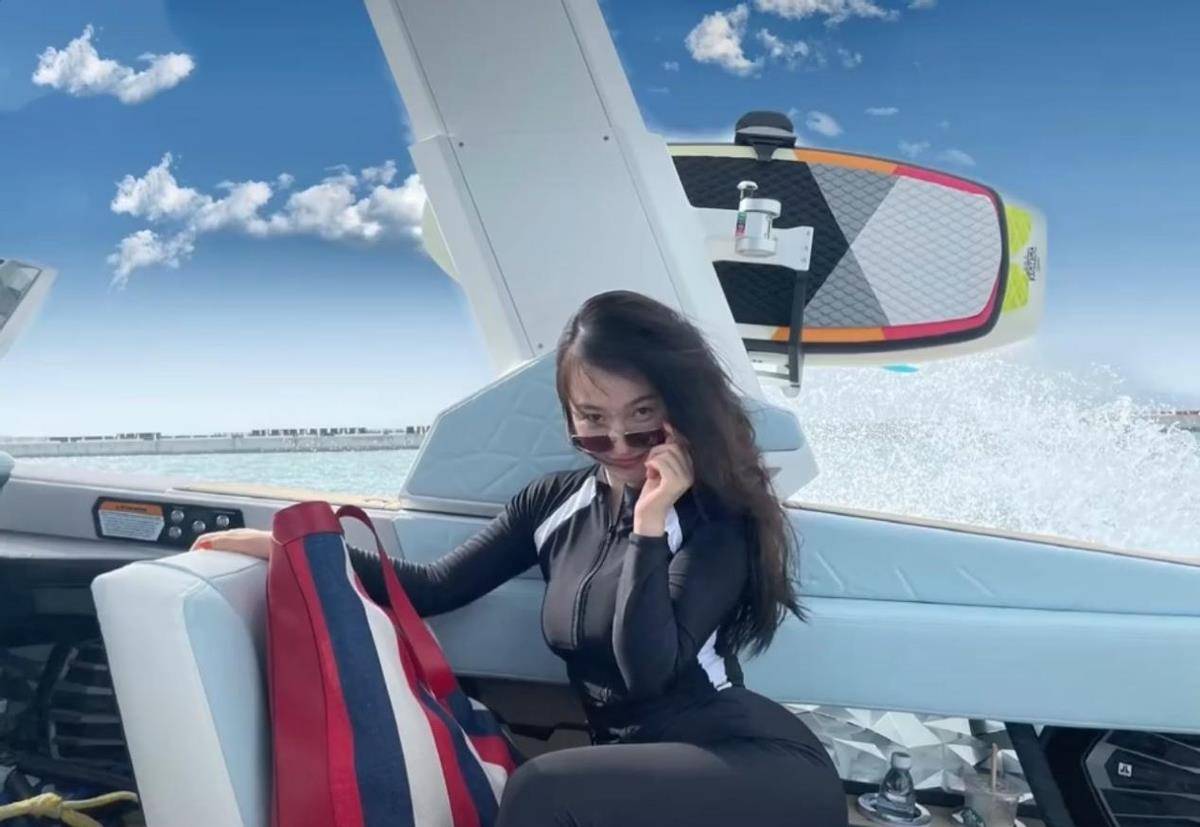老公 霍思燕同老公街头唱歌，穿紧身裤大肚腩包不住，满脸肉感有旺夫相