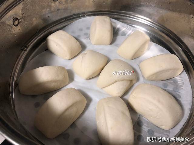 美食|蒸馒头时,别只会加酵母,学会这几个技巧,蒸出来像面包一样柔软