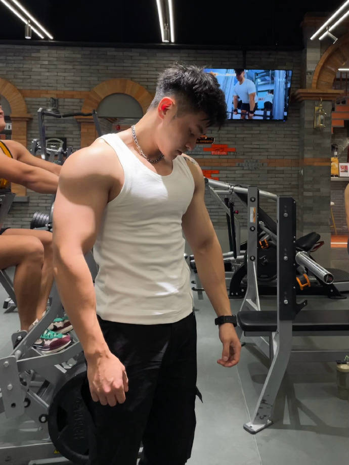 原创现在的肌肉型男都好会摆拍知道怎么让肌肉线条更酷帅