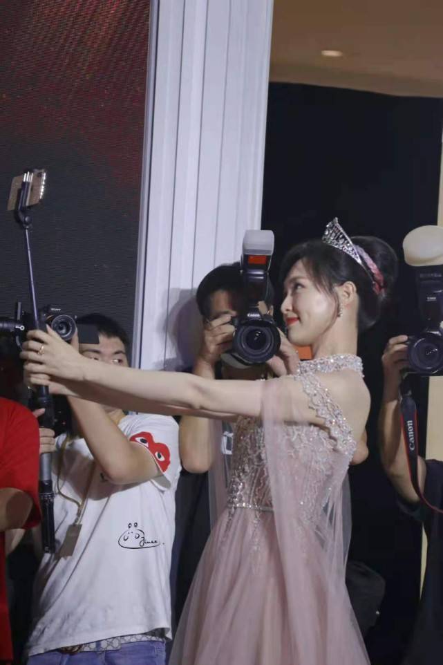仙女 唐嫣真的是公主吧！穿碎钻仙女裙戴王冠贵气挡不住，幸福写在脸上