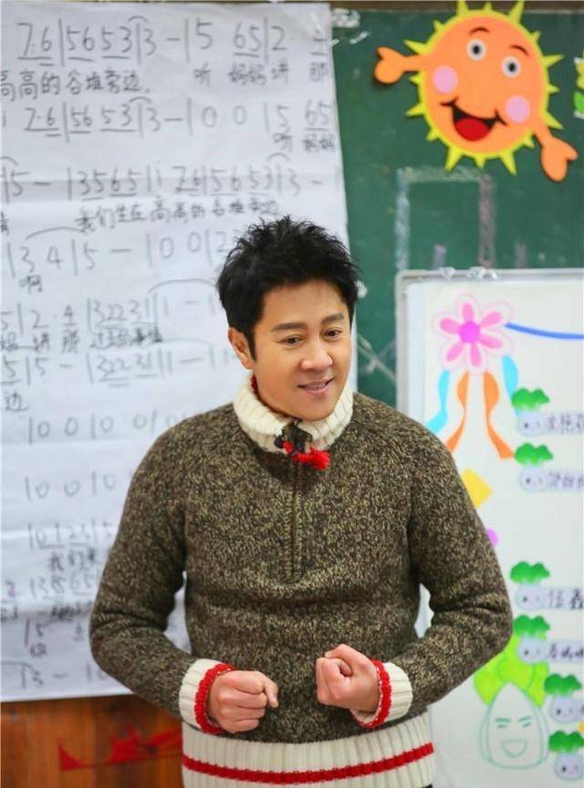 蔡国庆 蔡国庆瘦没了“大叔味”,穿得花哨却没油腻感,看上去还像小鲜肉