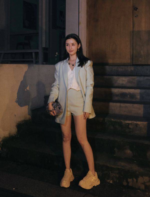 妮克 哈妮克孜化身“人间精灵”，白色娃娃裙俏皮灵动，这才是新疆女神