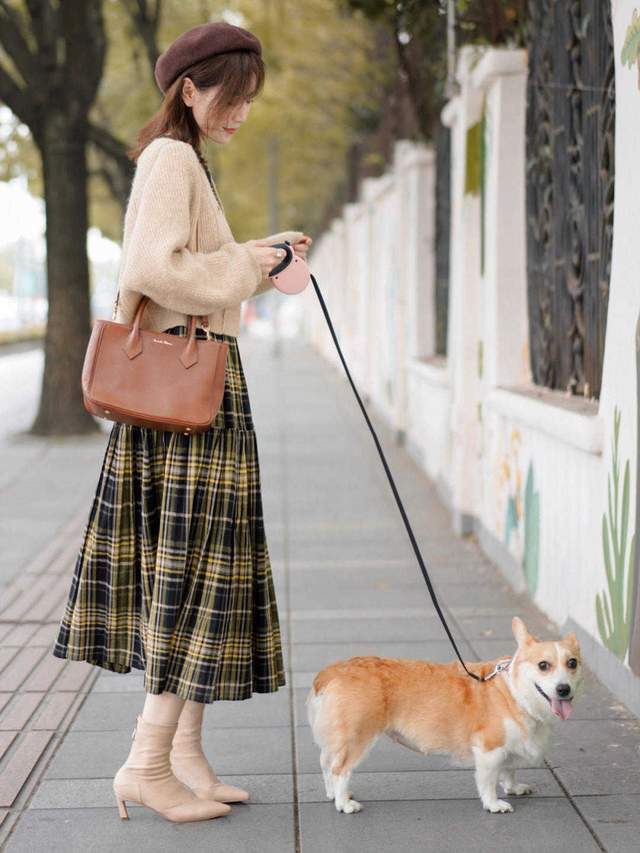 的作用 今秋怎么穿才漂亮？“格子裙+针织衫”简约洋气，美出了新高度