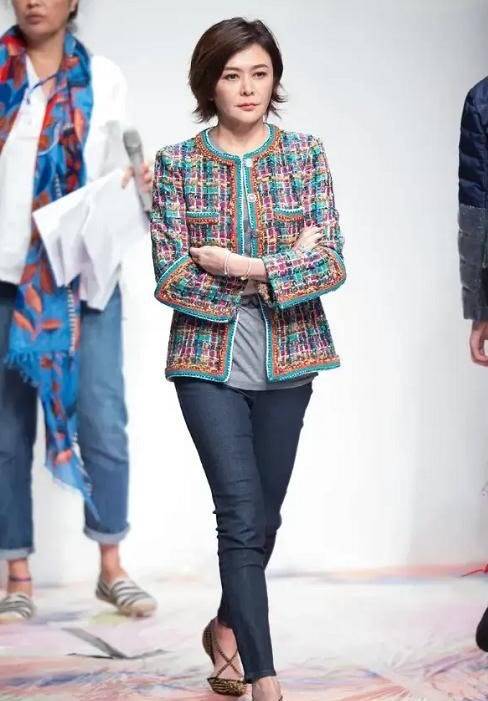 黑色 关之琳美人迟暮,穿绿色外套配黑色5分裤,有了“中年大婶”味道