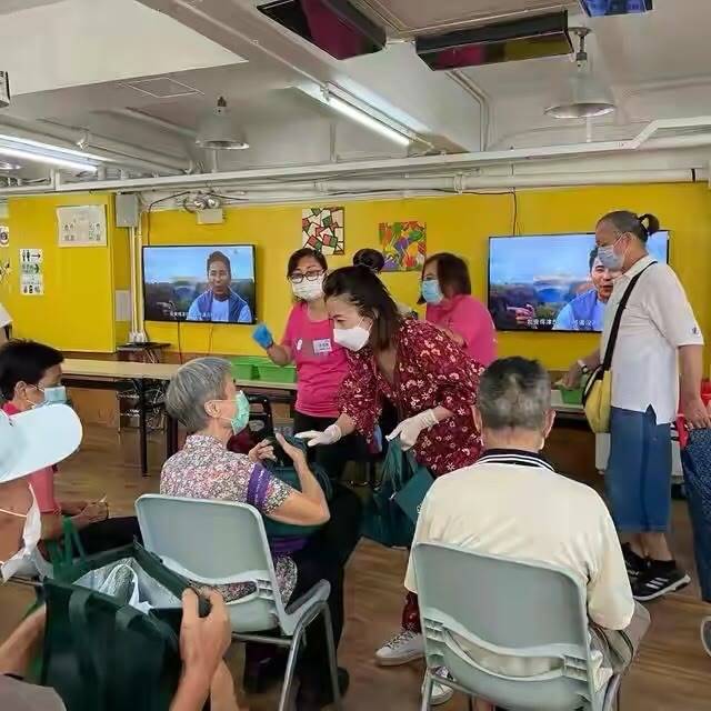 甘比 真正的富婆反而低调，甘比穿碎花连体裤扎丸子头，就像邻家小姐姐