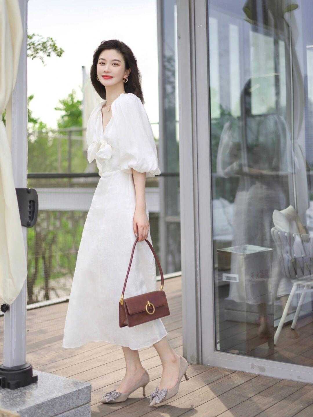 裙子 秋天,穿“小白裙”高级又清新,搭配西装外套干练洒脱,温柔时髦