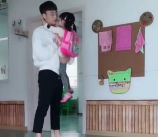摸头杀|哥哥接妹妹放学迟到了，妹妹边等边哭，哥哥接下来的动作好温馨