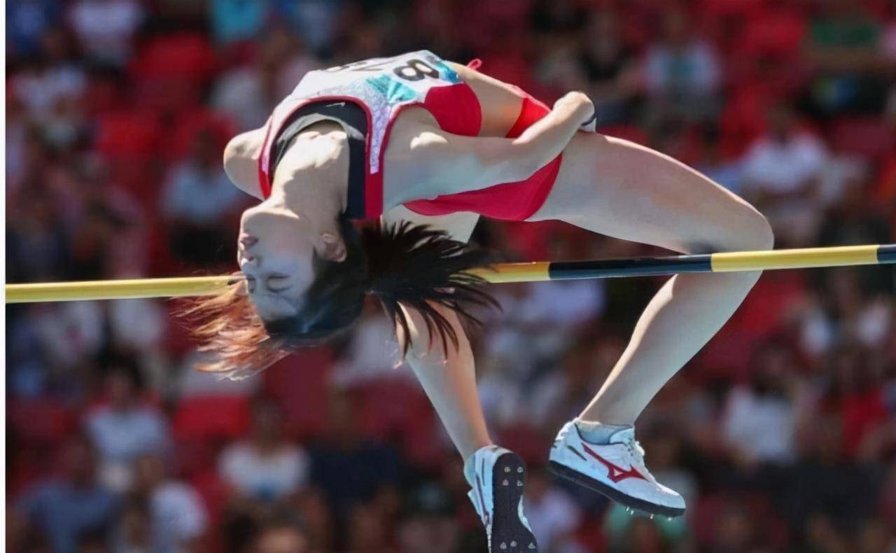 第13金！张雨霏女子200米蝶泳夺冠，刷新奥运纪录！_中国