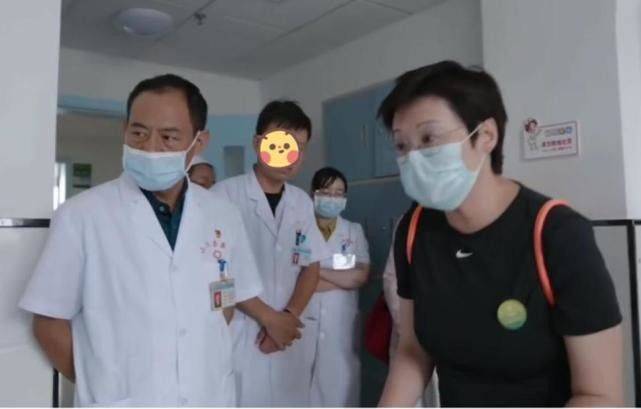 状态袁立罕见现身，没瘦身没修图，身材圆润出镜也大大方方没遮掩！