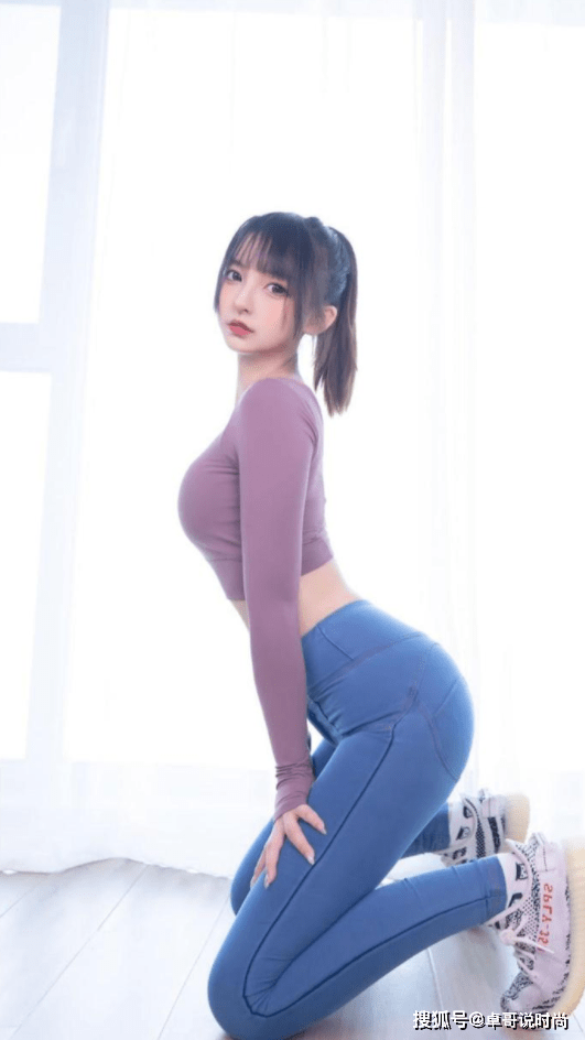 设计 小姐姐一套紫色穿搭惹人爱，可爱又动人，网友：真是深藏不露