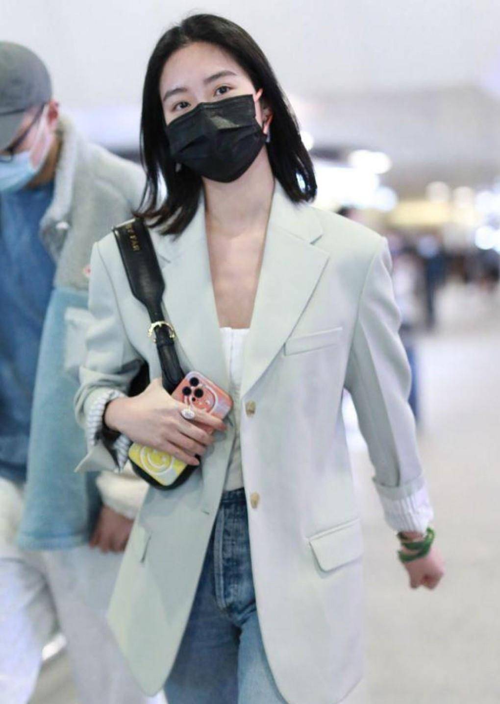 显得 杨采钰素颜装出现机场，穿浅绿色西服显少女，对肤色自信十足