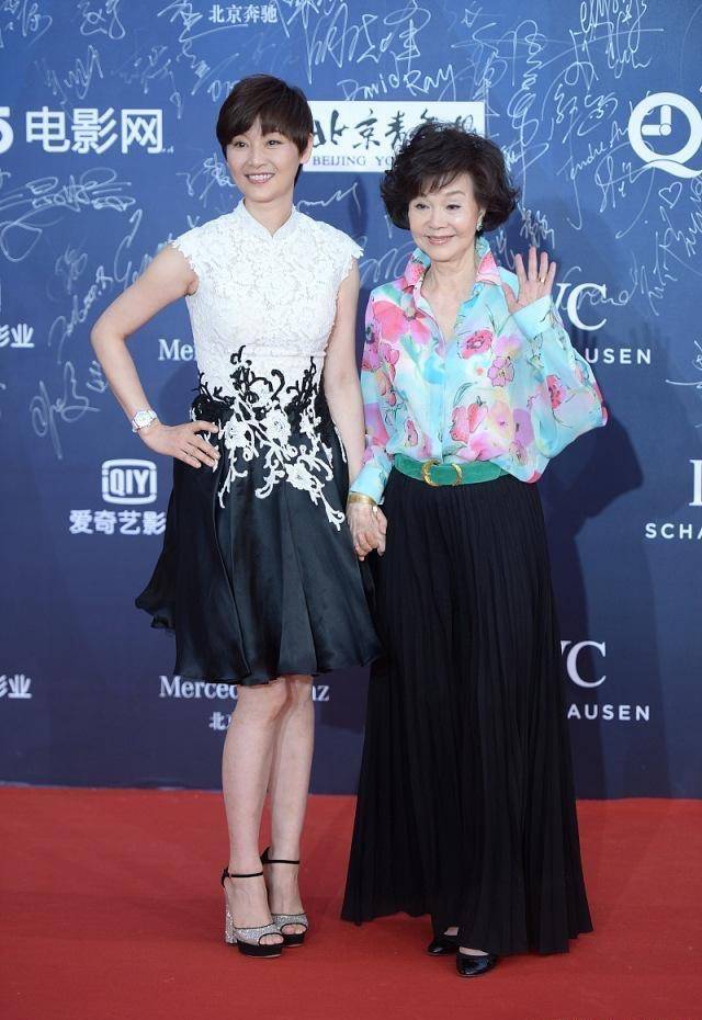 魅力 归亚蕾越老越耐看,穿花哨衣服也不显俗气,有了奶奶辈想要的优雅