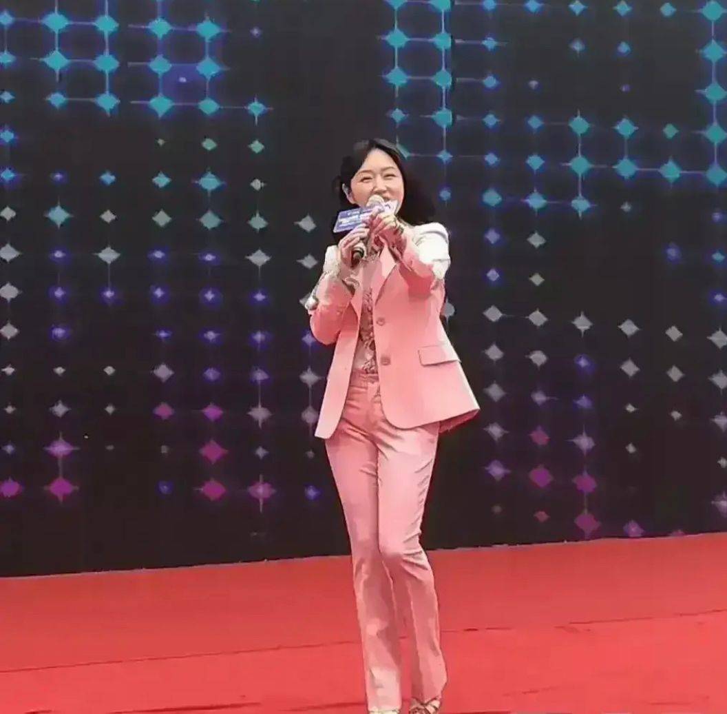 杨钰莹 50岁杨钰莹不愧是不老女神，穿粉西装少女感十足，好状态不输00后