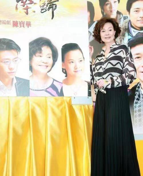 魅力 归亚蕾越老越耐看,穿花哨衣服也不显俗气,有了奶奶辈想要的优雅