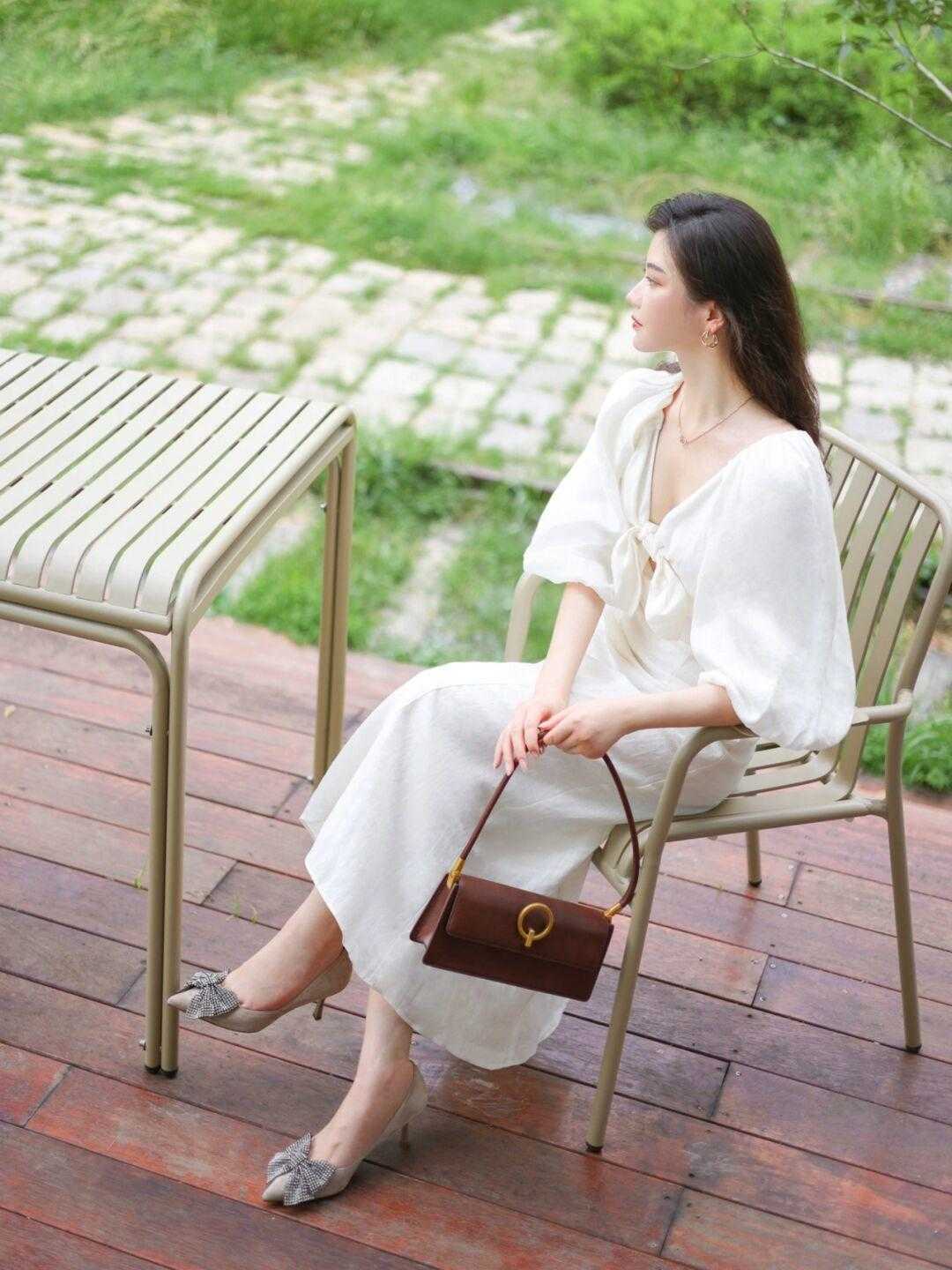 裙子 秋天,穿“小白裙”高级又清新,搭配西装外套干练洒脱,温柔时髦