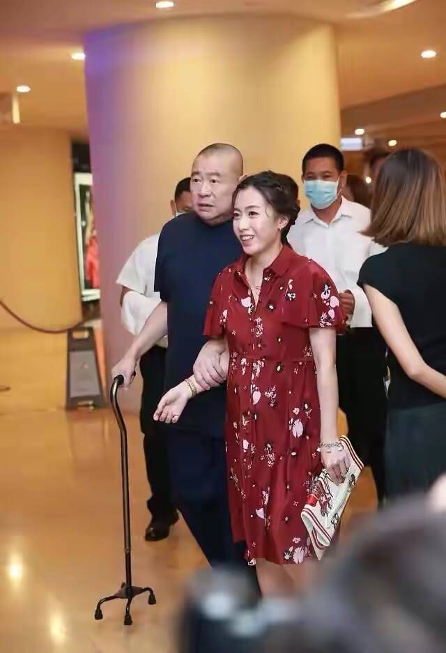 甘比 真正的富婆反而低调，甘比穿碎花连体裤扎丸子头，就像邻家小姐姐