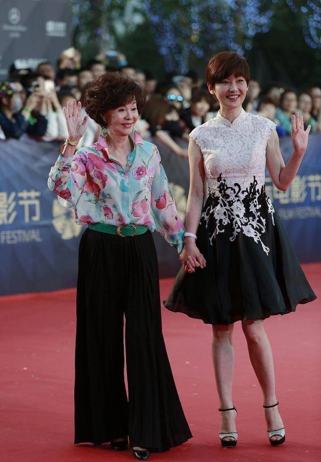 魅力 归亚蕾越老越耐看，穿花哨衣服也不显俗气，有了奶奶辈想要的优雅