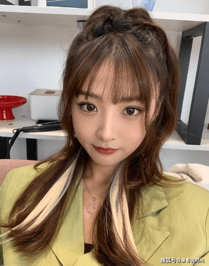 颜色 甜美动人的小姐姐,穿衣秀身材,网友:恋爱了