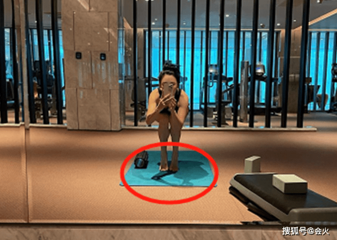 背心41岁张柏芝逛超市被偶遇！穿紧身背心身材性感，手臂肌肉太抢镜