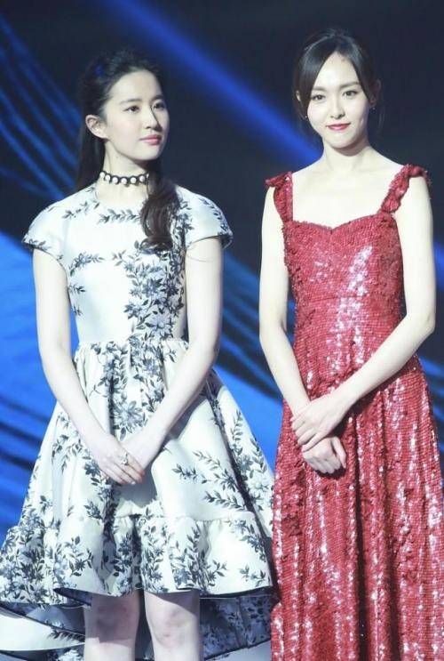 身材 刘亦菲真挺在乎闺蜜唐嫣的，两人牵手走，一个朴素一个似公主