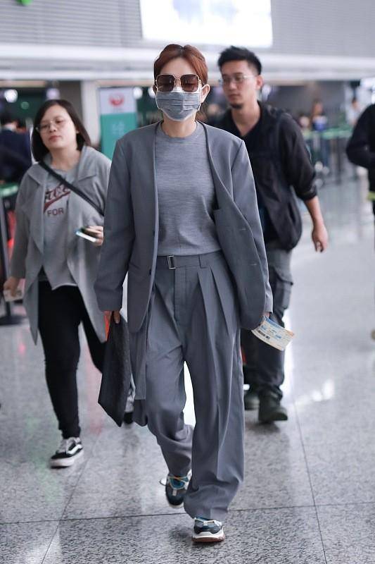 黑色 陈嘉桦“三毛刘海”挺减龄，身穿白裙凹造型，又甜又嫩宛如少女