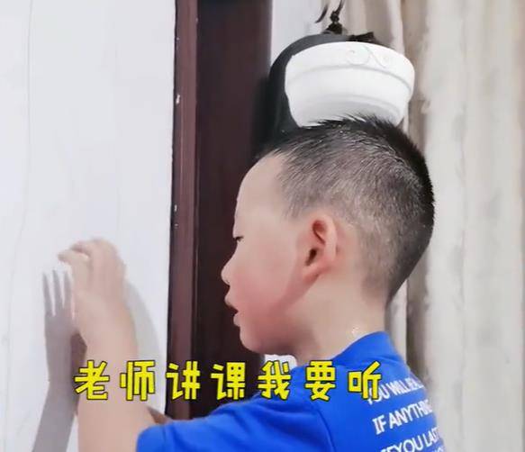 网友|四川儿子幼儿园抓人，妈妈为让他改掉习惯罚他顶碗抓墙，网友笑喷