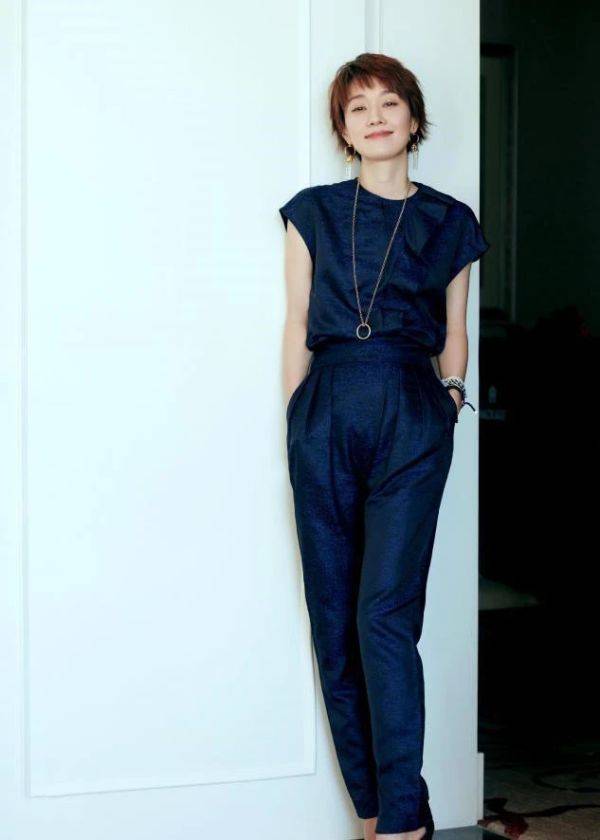 粉色 马伊琍气质真独特，T恤配阔腿裤就能穿出高级感，不愧是气质女神