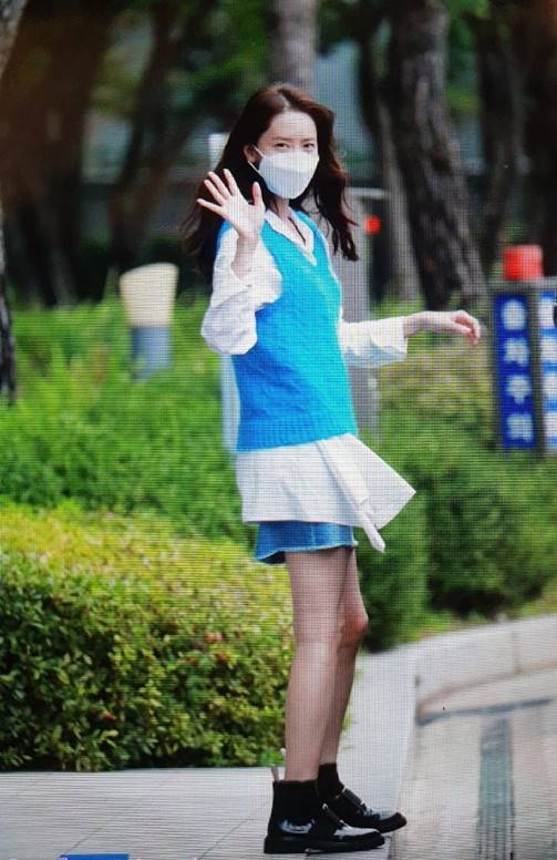 时尚 林允儿引领早秋时尚，针织马甲叠穿不规则衬衫洋气个性，太美