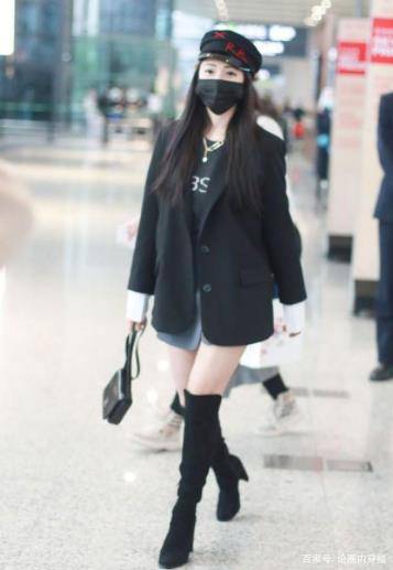 短裙 伊能静扮嫩成功，一套黑西服配小短裙，走在机场如同年轻小姑娘