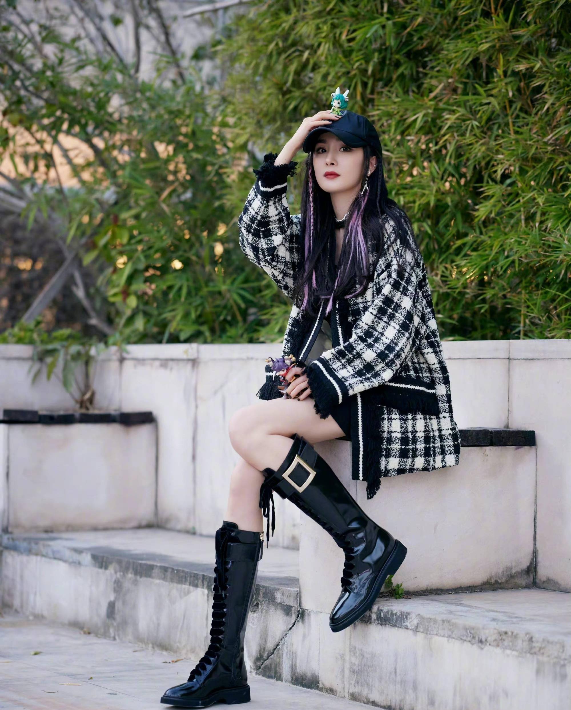 棕色 杨幂晚秋穿搭，长款涂鸦针织衫搭配束腰白T恤，全是穿搭小心机