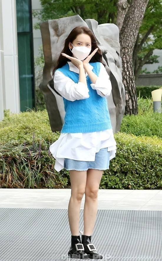 时尚 林允儿引领早秋时尚，针织马甲叠穿不规则衬衫洋气个性，太美