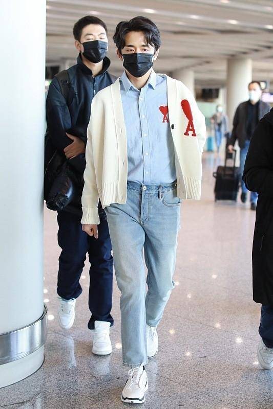 张新成 张新成米色毛衣配眼镜,宛如“温柔学长”,微微一笑真挺撩人