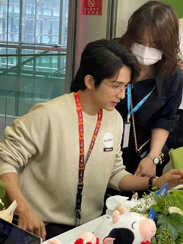 张新成 张新成米色毛衣配眼镜,宛如“温柔学长”,微微一笑真挺撩人