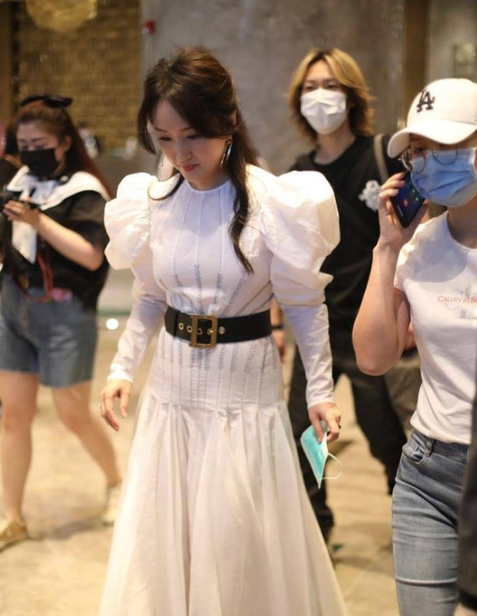 颜色 50岁杨钰莹不肯优雅老去，还穿泡泡袖公主裙扮少女，气质确实不错