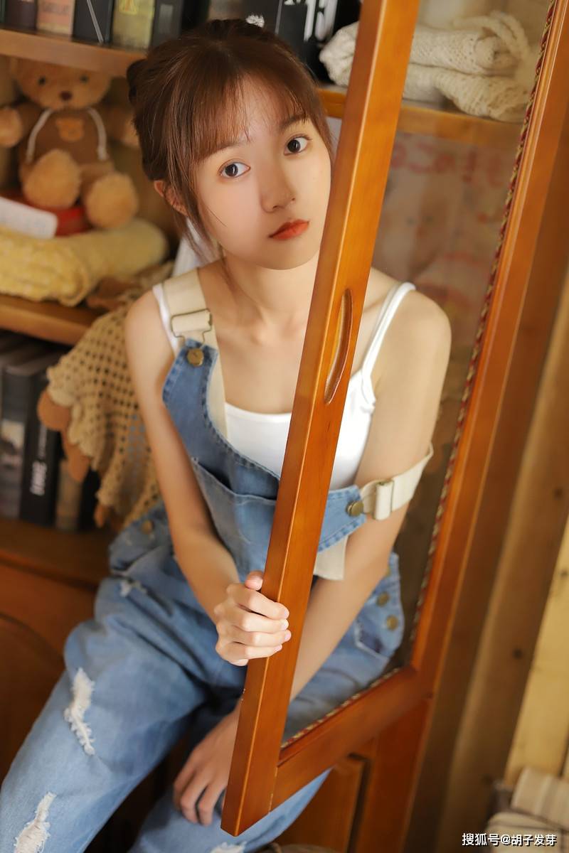 什么俏皮可爱美少女吊带人图片，画画之余也可以调皮一下