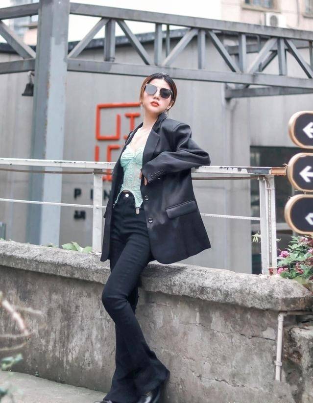 面料最近火了一条裤子，叫：“马蹄裤”，显高显瘦又百搭，时髦感爆棚