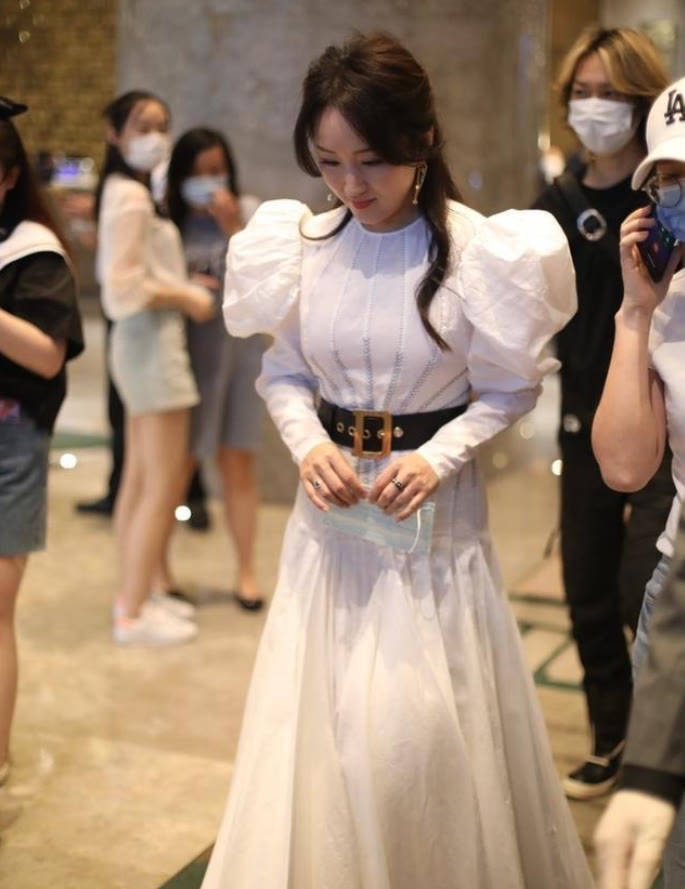 颜色 50岁杨钰莹不肯优雅老去，还穿泡泡袖公主裙扮少女，气质确实不错