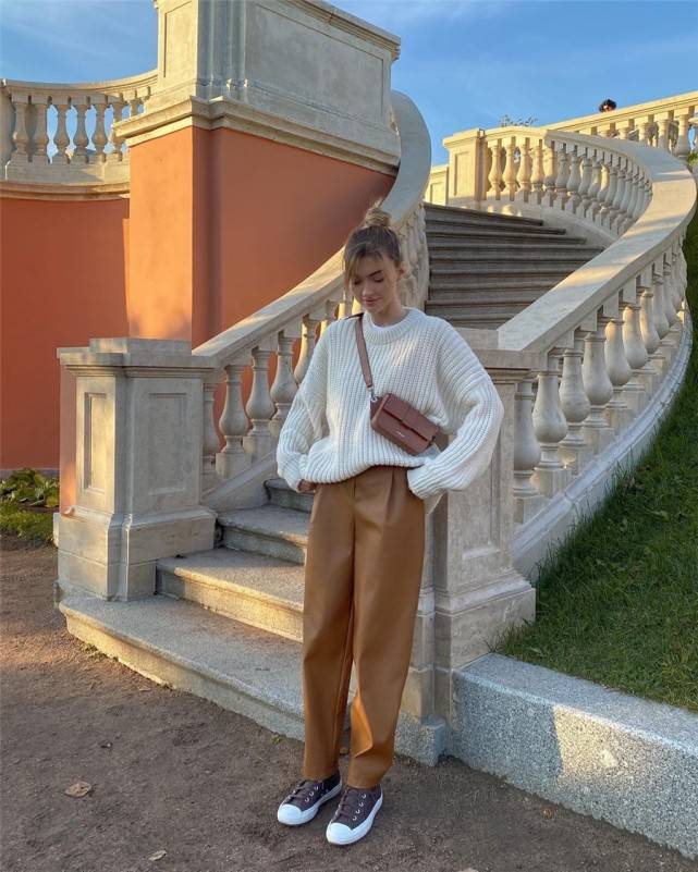 风衣 安全区的白色毛衣怎么穿？2招get知性温柔感，基础款也可以很高级