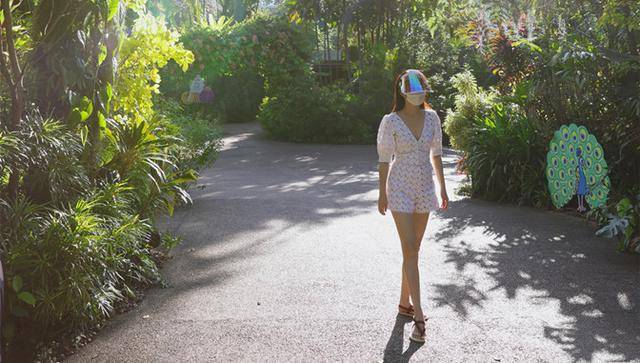 生活 范文芳罕晒生活近照！年过半百穿小黑裙，踩过膝靴打扮像篮球宝贝