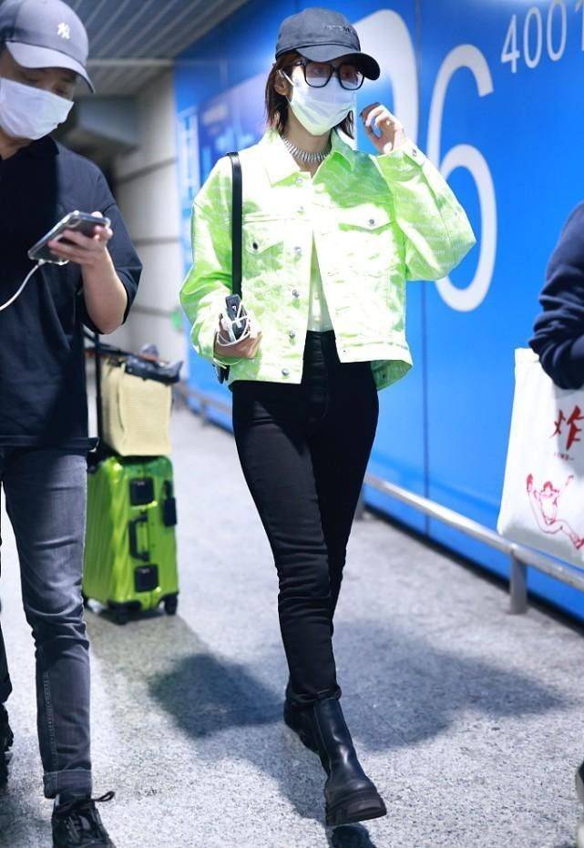设计 唐艺昕真不像当妈的人,穿荧光色夹克配窄腿裤,看身材还似学生妹