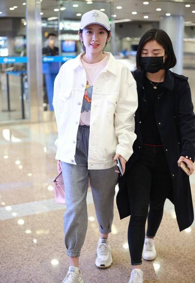 设计 唐艺昕真不像当妈的人,穿荧光色夹克配窄腿裤,看身材还似学生妹