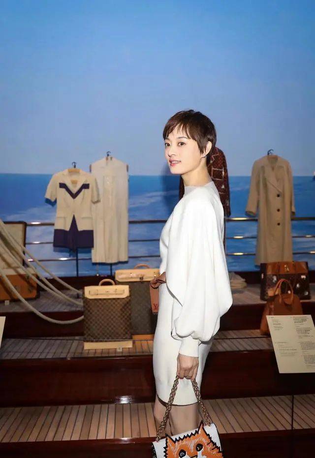 俏丽 孙俪穿白色连衣裙都出彩,优雅大气灵动俏丽,有品位就是不一样